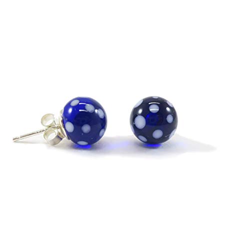 Aretes de cristal de Murano azul cobalto con puntos blancos.