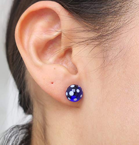 Aretes de cristal de Murano azul cobalto con puntos blancos.